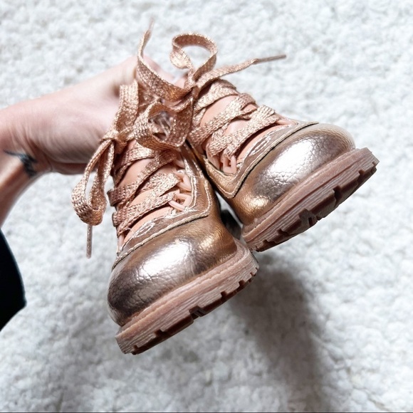 OSHKOSH: Kids Rose Gold Faux Sherpa Lined Boots Sz 7 - Picture 6 of 10